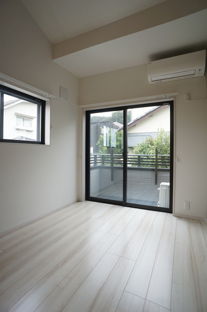 居室・リビング　２面採光なので、明るく風通しのよい過ごしやすいお部屋です♪