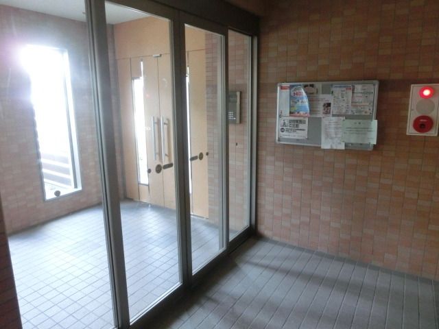 【足立区古千谷本町のマンションのエントランス】