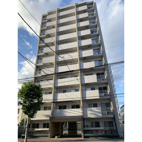 札幌市北区北二十一条西のマンションの建物外観