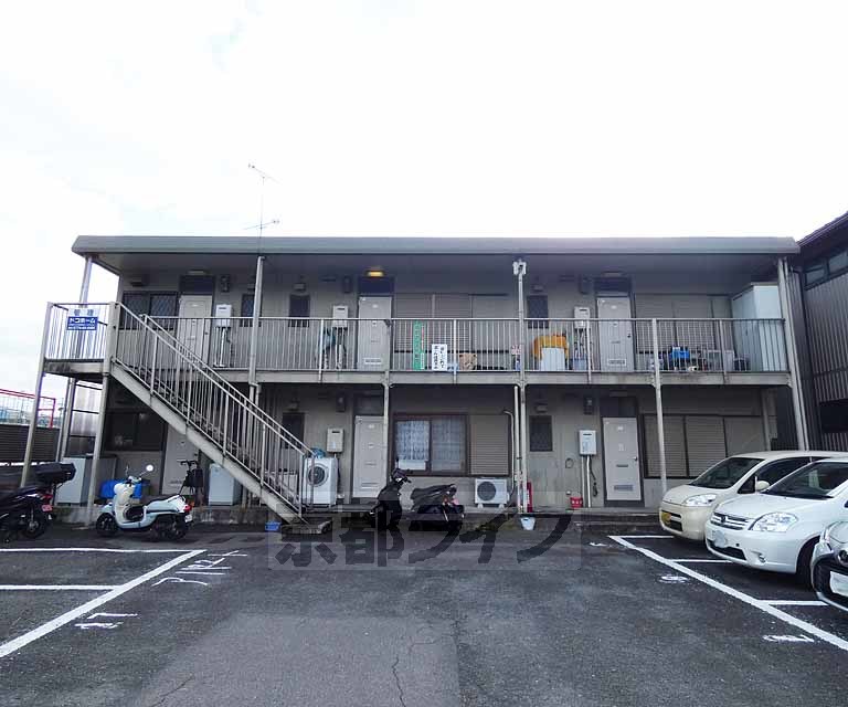 京都市伏見区桃山町和泉のアパートの建物外観