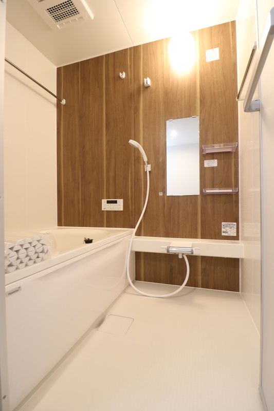 バス・シャワールーム　追い焚き・浴室乾燥機付きのお風呂です♪