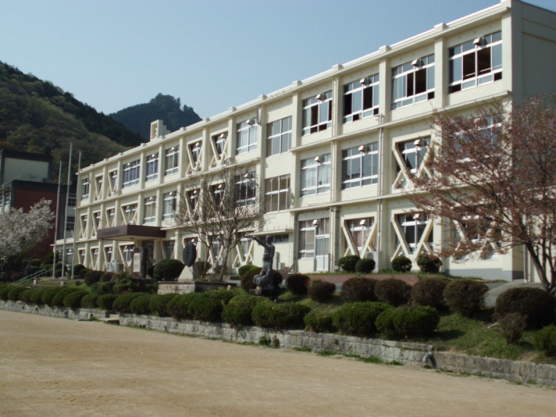 中学校　新宮中学校（中学校）まで2411m