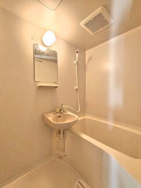 バス・シャワールーム　★浴室には洗面ボウルがあります★