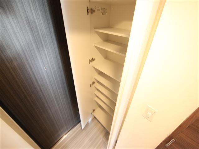 玄関　玄関（シューズボックス充実しています）