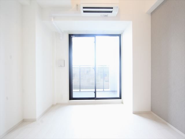 バルコニー　洋室6.4帖　エアコン完備　バルコニーに面しています