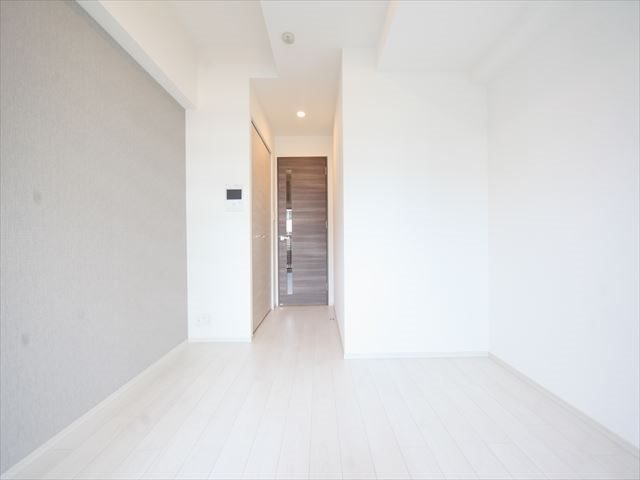 居室・リビング　洋室6.4帖　エアコン完備　バルコニーに面しています