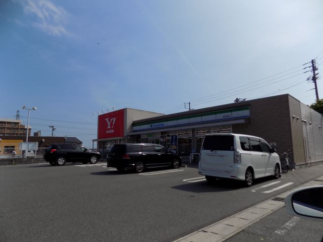 コンビニ　ファミリーマート（コンビニ）まで520m