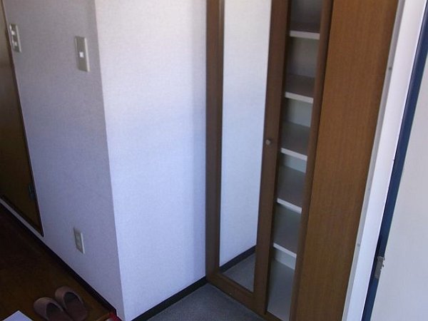 収納　シューズボックス完備の玄関です。