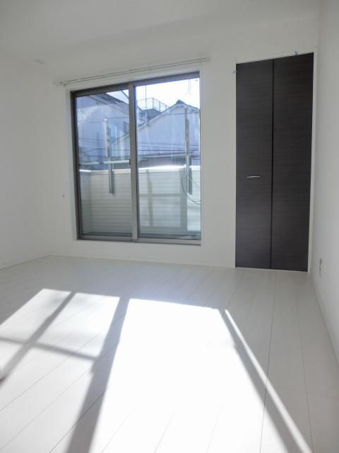 居室・リビング　白を基調とした洋室