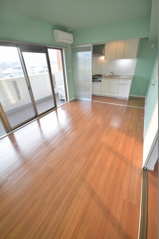 居室・リビング　窓が大きくて明るい部屋です。