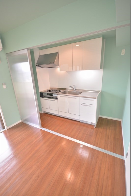 キッチン　キッチンに扉があって隠せます。