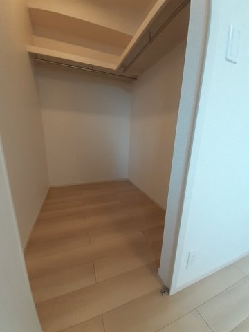 収納　【ラ　リベルテ　I】ウォークインクローゼットで床がフラットな