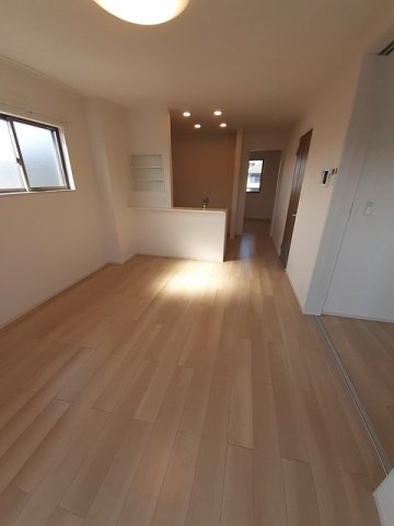 居室・リビング　【ラ　リベルテ　I】おしゃれな居間です