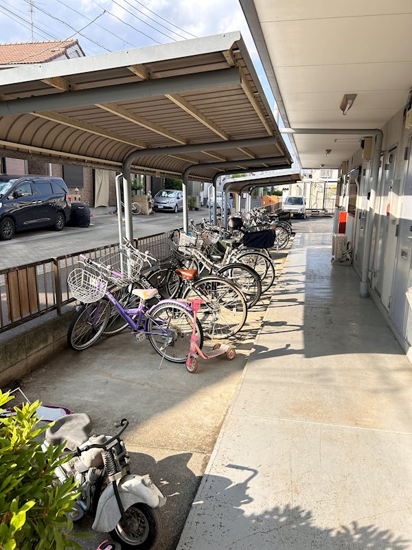 その他共有部分　大切な自転車を雨から守る屋根付きの自転車置き場♪