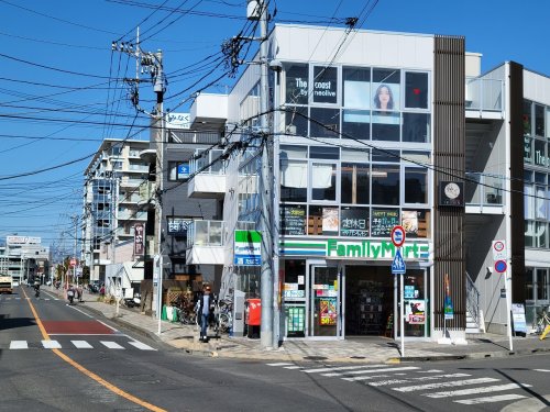コンビニ　ファミリーマート 辻堂駅西口店（コンビニ）まで366m