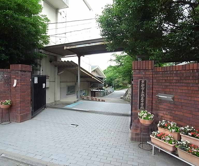 中学校　旭丘中学校（中学校）まで242m