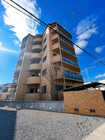 建物外観　タイル張りの高級感のある外観