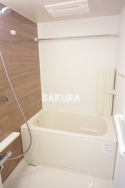 バス・シャワールーム　嬉しい追い焚き・浴室乾燥機付きです♪