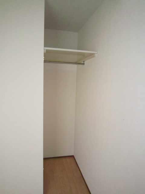 収納　この写真は同マンションの他のお部屋のものです