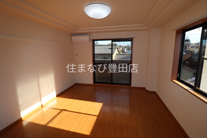 居室・リビング　同型別部屋写真：側面窓無し
