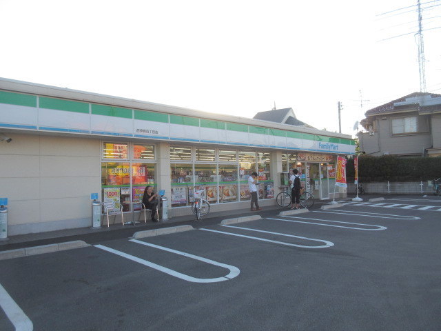 コンビニ　ファミリーマート西伊興四丁目店（コンビニ）まで705m