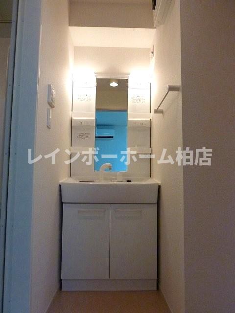 洗面設備　シャワー付き洗面台です