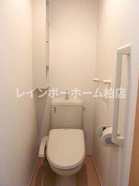 トイレ　温水洗浄便座です