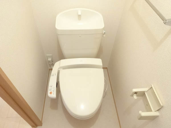 トイレ　温水シャワー付きトイレです