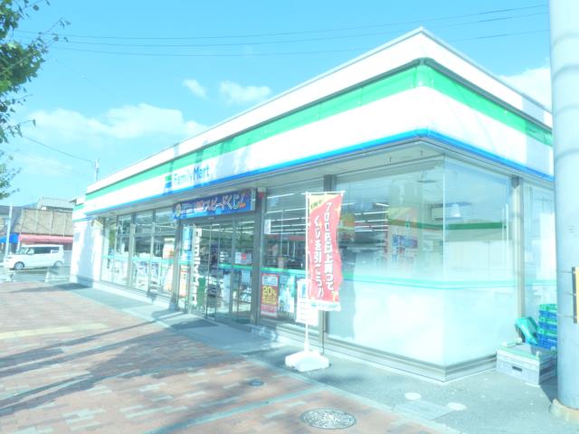 コンビニ　ファミリーマート（コンビニ）まで324m