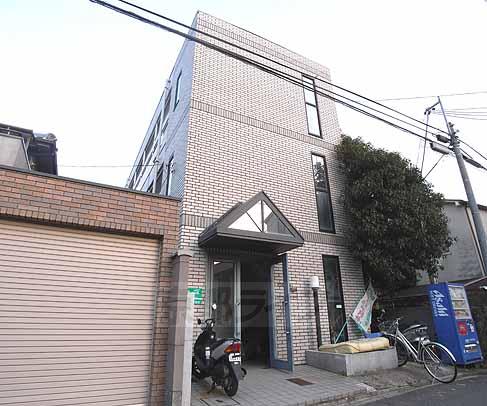 京都市伏見区深草仙石屋敷町のマンションの建物外観