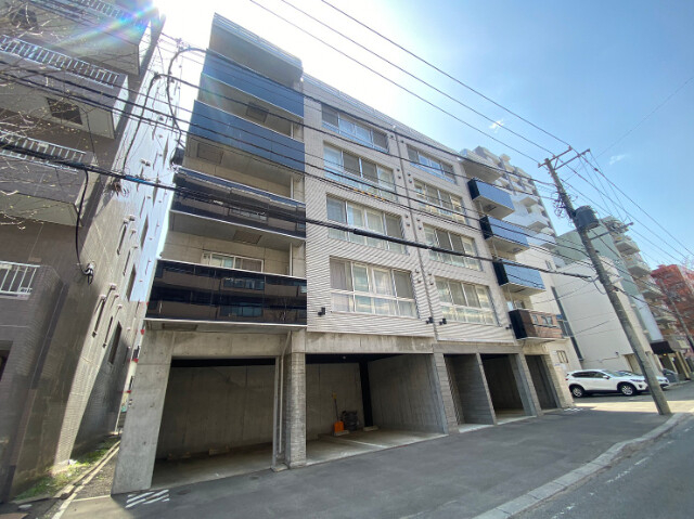 札幌市中央区北六条西のマンションの建物外観