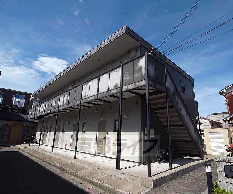京都市伏見区向島庚申町のアパートの建物外観