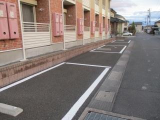 【レオネクスト西新町の駐車場】