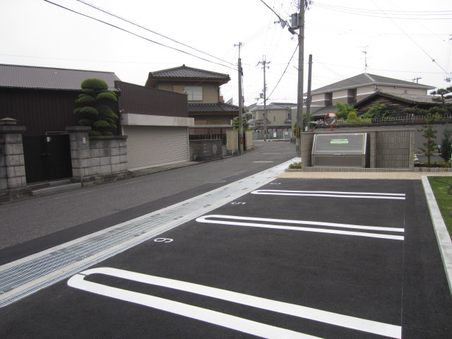 【岸和田市小松里町のアパートの駐車場】