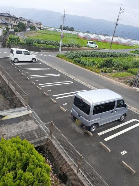 【ネオコスモスの駐車場】