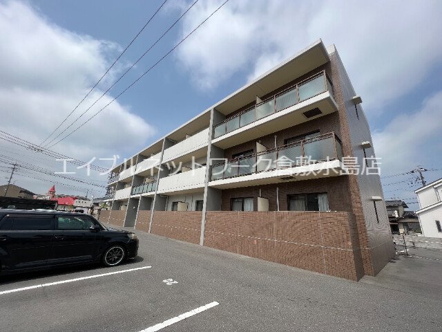 【総社市門田のマンションの建物外観】