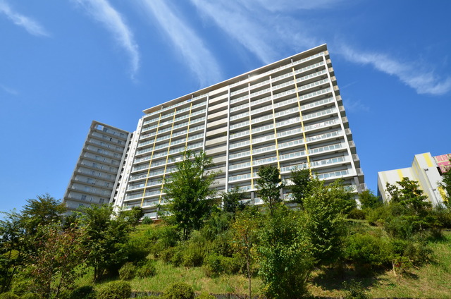 稲城市若葉台のマンションの建物外観