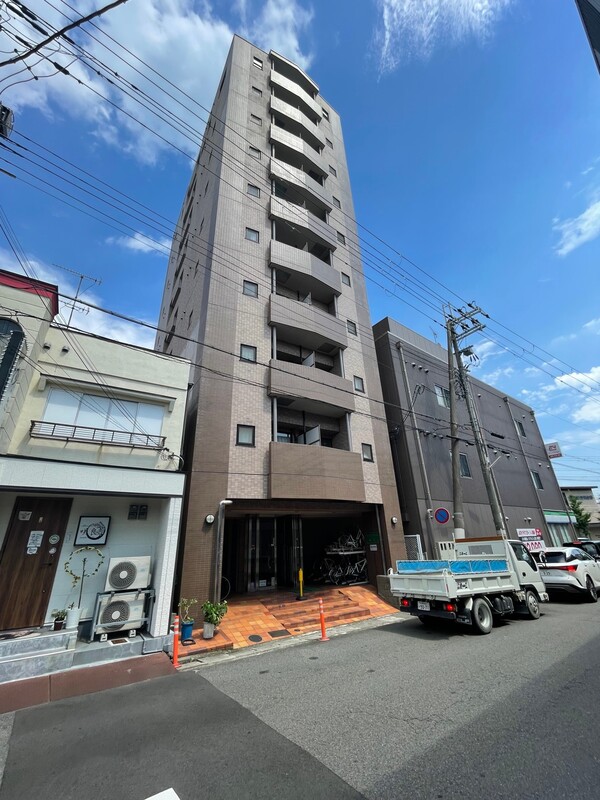 【京都市山科区椥辻草海道町のマンションの建物外観】