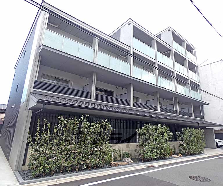 【京都市中京区聚楽廻西町のマンションの建物外観】