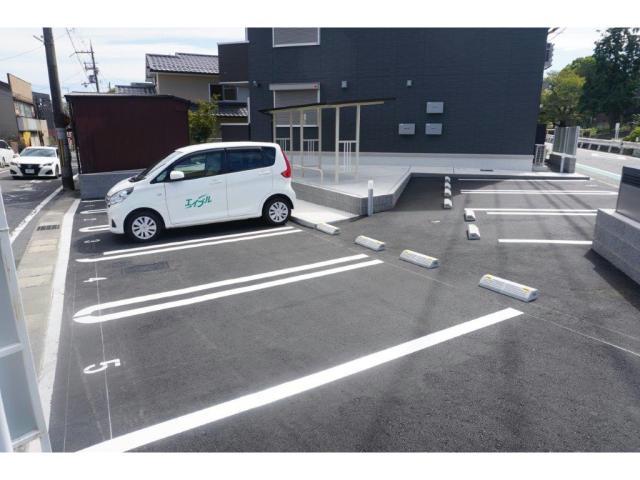 【エクセディIの駐車場】