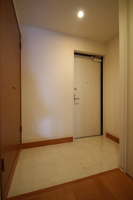 玄関　同物件、別号室のものです。