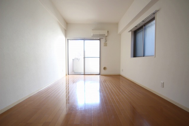 居室・リビング　同物件、別号室のものです。