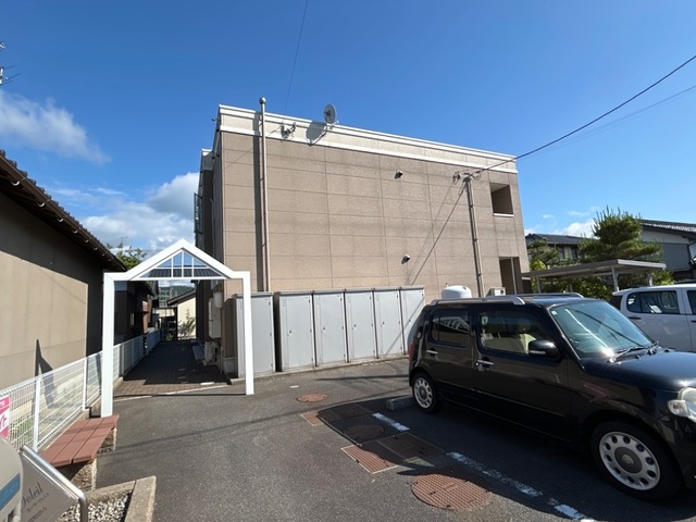 【出雲市知井宮町のアパートの駐車場】