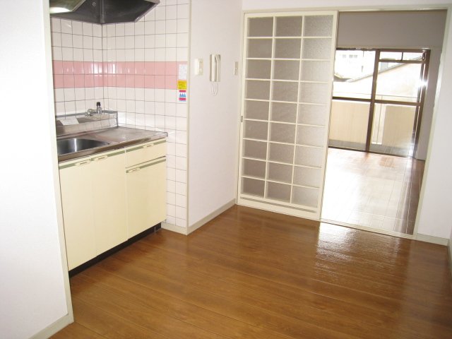 居室・リビング　同物件別室です。