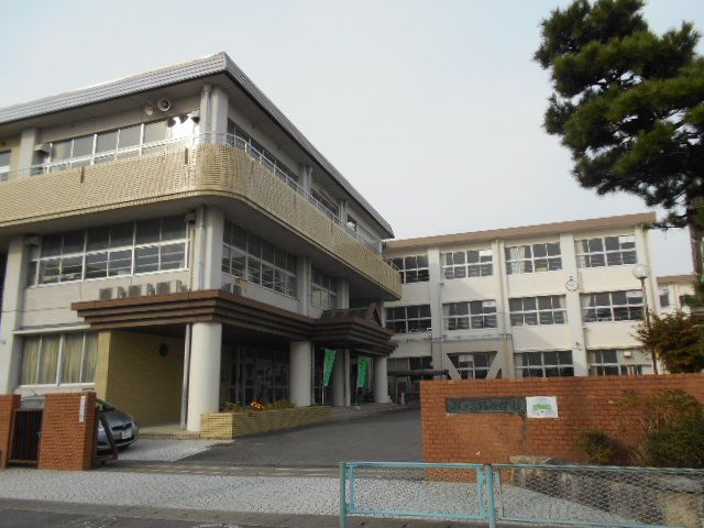 小学校　岐阜市立鶉小学校（小学校）まで472m
