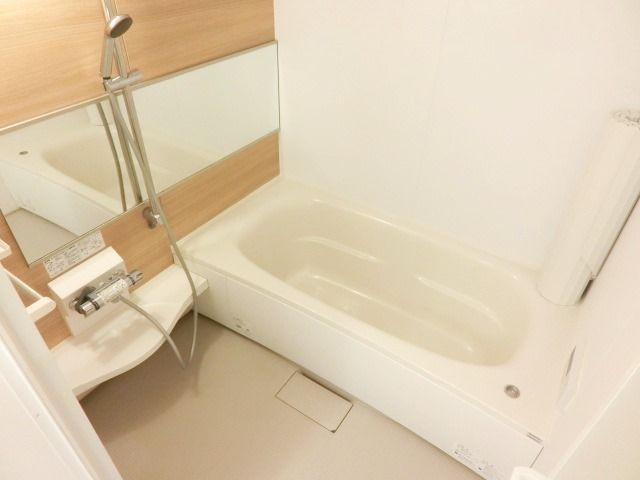 バス・シャワールーム　キレイなバスルーム！足を伸ばせる１坪バスは魅力ですね！！