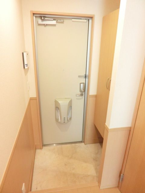 玄関　全身ミラー付の玄関です！