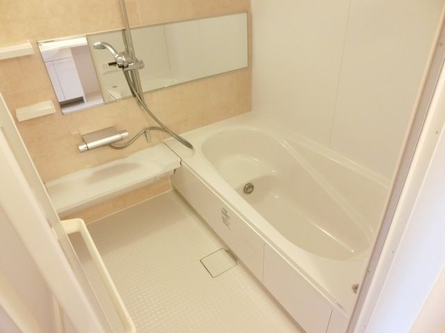 バス・シャワールーム　清潔感のあるバスルームです。