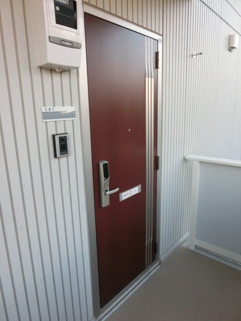 セキュリティ　インターフォン付きの玄関です。