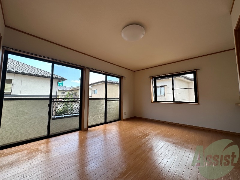 居室・リビング　広々した１１帖のリビングです。日当たりの良さが際立ちます。